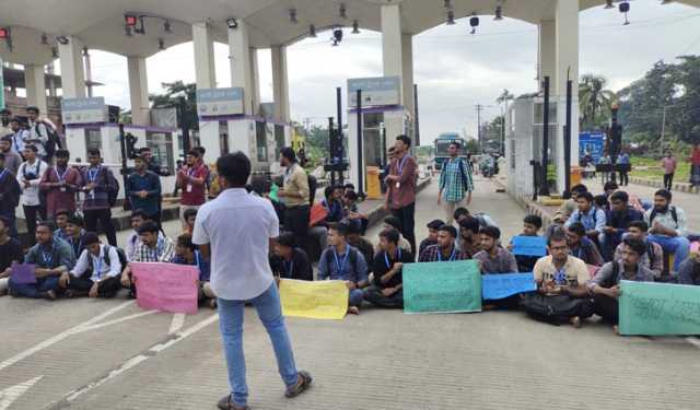ঢাকা-কুয়াকাটা মহাসড়কে পবিপ্রবি শিক্ষার্থীদের বিক্ষোভ