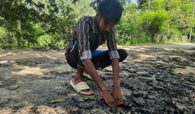 চাঁপাইনবাবগঞ্জে অনিয়ম পেয়ে রাস্তার কাজ বন্ধ করলেন স্থানীয়রা