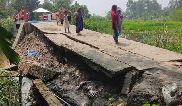 শাহজাদপুরে নির্মাণের এক মাসের মাথায় সড়কে ধস 