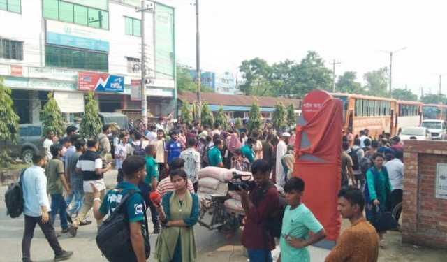 ‎ বেরোবি শিক্ষার্থীর পায়ের উপর দিয়ে গেল পিকআপ
