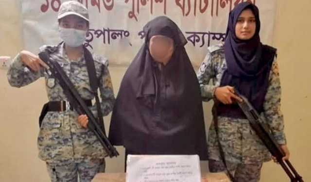 রোহিঙ্গা ক্যাম্পে অস্ত্র-বোমাসহ নারী আটক