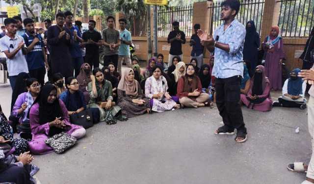 কুবি শিক্ষার্থী ও তার মায়ের হত্যাকারীদের গ্রেপ্তারের দাবিতে বিক্ষোভ