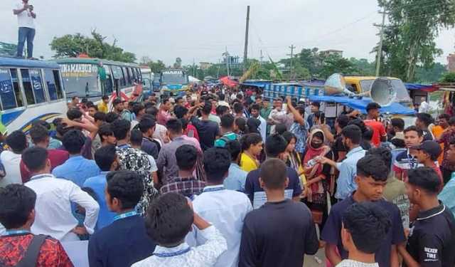 বাস চাপায় নিহত ৩: সড়ক অবরোধ করে শিক্ষার্থীদের আল্টিমেটাম