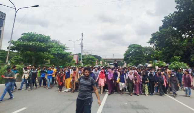 ৩ দফা দাবিতে আগারগাঁওয়ে শেকৃবি শিক্ষার্থীদের ব্লকেড