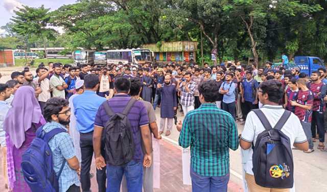 পুলিশি হামলার প্রতিবাদে শাবিপ্রবি শিক্ষার্থীদের বিক্ষোভ