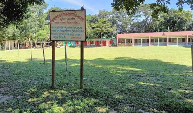 সরকারি স্কুলের মাঠ দখলে কাঁটাতারের বেড়া!