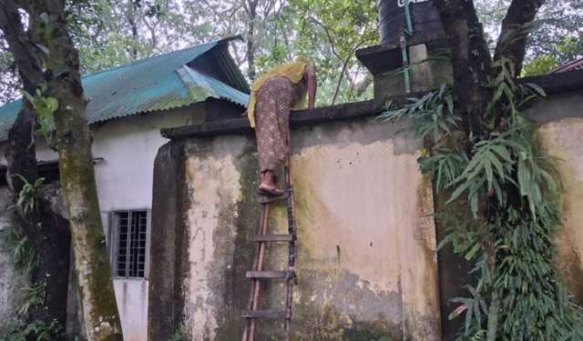 ‘এক কেজি চাল আনতে মই বেয়ে দেয়াল টপকাতে হয়’