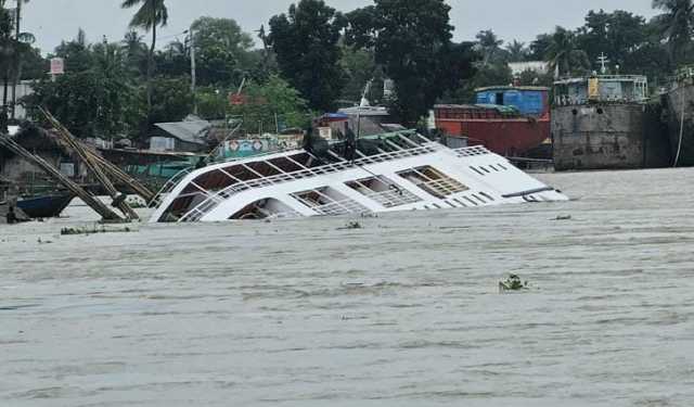 রূপসায় ডুবে গেল নোঙর করা ট্যুরিস্ট জাহাজ