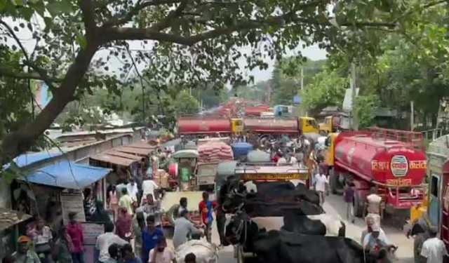 চাঁদাবাজির অভিযোগ, শাহজাদপুরে ট্যাংক-লরি শ্রমিকদের বিক্ষোভ