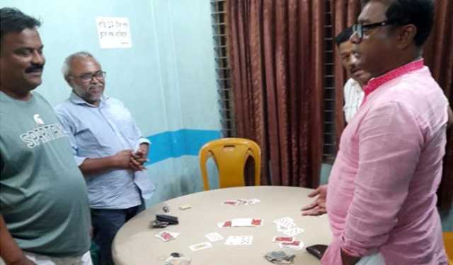 টাঙ্গাইলে জুয়ার আসর থেকে বিএনপি নেতাসহ আটক ৩৫