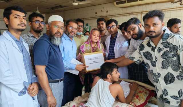 জমি বিক্রি করে সন্তানের চিকিৎসা করানো মায়ের পাশে তারেক রহমান