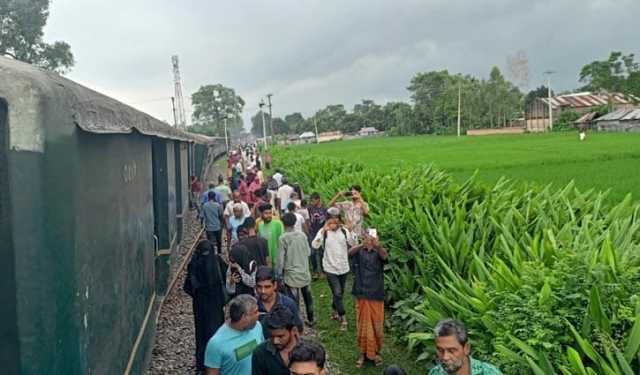 পীরগাছায় পদ্মরাগ লোকালের ৪টি বগি লাইনচ্যুত, ট্রেন চলাচল বন্ধ