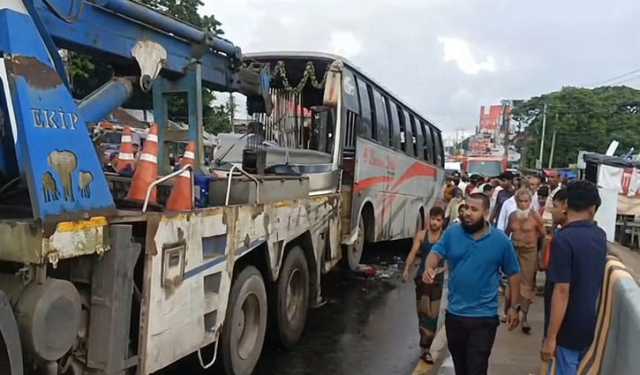 ফরিদপুরে ২ বাসের মুখোমুখি সংঘর্ষে নিহত ৩