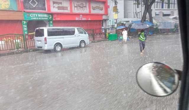 ঢাকায় সকালে মুষলধারে বৃষ্টি, নগরজীবনে ভোগান্তি