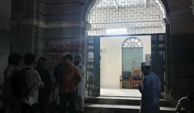 আট ঘণ্টা পর মুক্ত জবি ভিসি, চলছে শিক্ষার্থীদের অবস্থান কর্মসূচি 