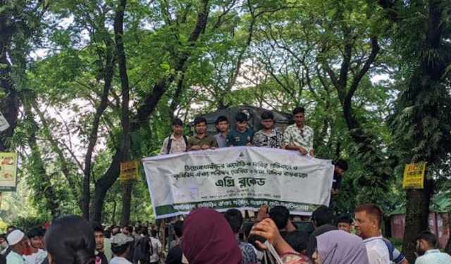 তিন দাবিতে বাকৃবি শিক্ষর্থীদের রেলপথ অবরোধ