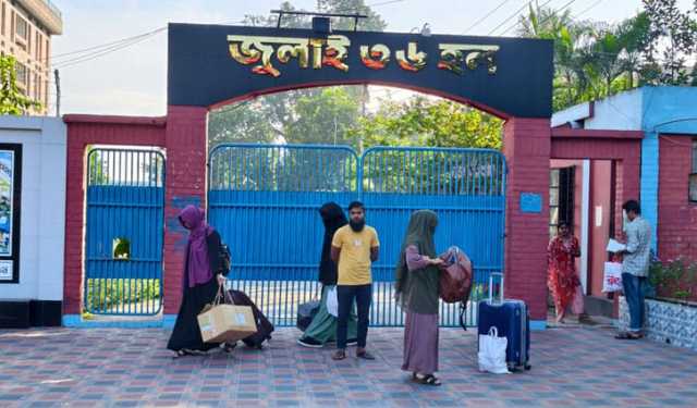 হল ছাড়ছেন মেয়েরা, অনড় অবস্থানে বাকৃবির ছাত্ররা  