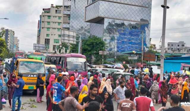 কুড়িলে পোশাক শ্রমিকদের সড়ক অবরোধ, যান চলাচল বন্ধ