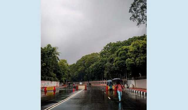 ঢাকায় রাতভর বৃষ্টি, সকালেই সাঁঝের আবহ