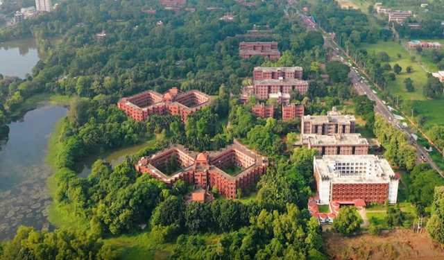 জাবিতে ছাত্র রাজনীতি বন্ধসহ ৬ দাবিতে বিক্ষোভ