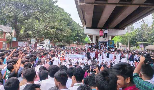 সড়ক অবরোধ করে পলিটেকনিক শিক্ষার্থীদের বিক্ষোভ