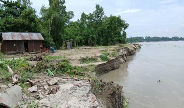 বিপৎসীমার ওপরে দুধকুমারের পানি, ভাঙনে দিশেহারা নদীপাড়ের মানুষ