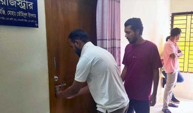 ২ দফা দাবিতে ভাসানী বিশ্ববিদ্যালয়ের  রেজিস্টারের কক্ষে তালা