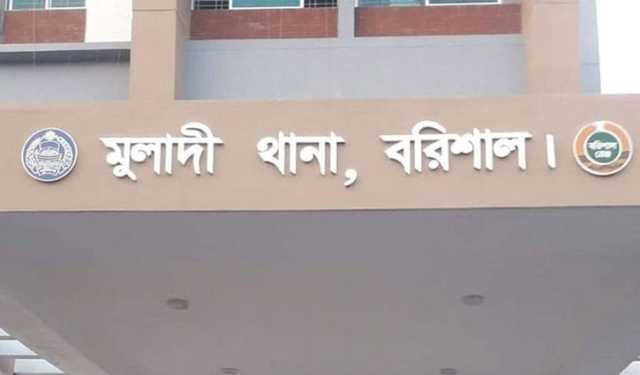 মুলাদীতে বাড়ি থেকে হাতবোমা ও দেশীয় অস্ত্র উদ্ধার, আটক ২