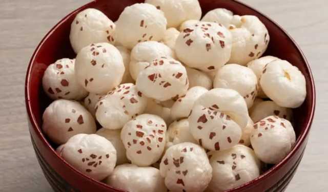 পদ্মবীজ থেকে যেভাবে তৈরি হয় মাখানা