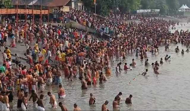 মহালয়া উপলক্ষে গঙ্গার ঘাটে তর্পণ, মন্দিরে ভক্তদের ভিড়