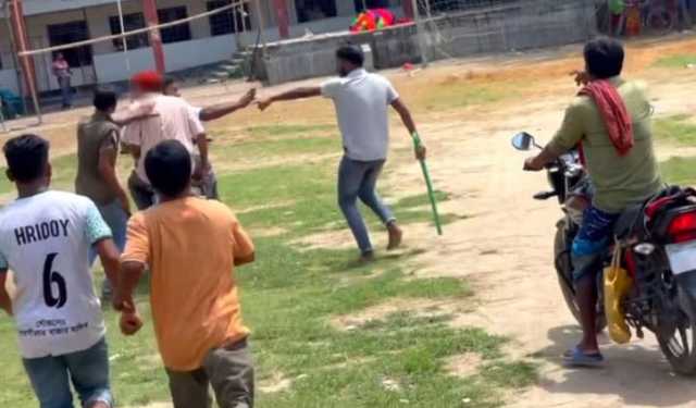 ছাত্রীদের হেনস্থার অভিযোগ, প্রধান শিক্ষককে গণপিটুনি