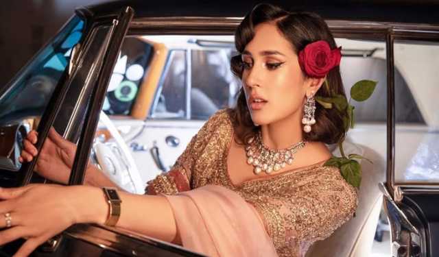 বিচ্ছেদের খবর লুকিয়ে আলোচনায় পাকিস্তানি অভিনেত্রী