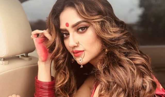 নুসরাতের পোশাক-শরীরি গড়ন নিয়ে নোংরা মন্তব্য