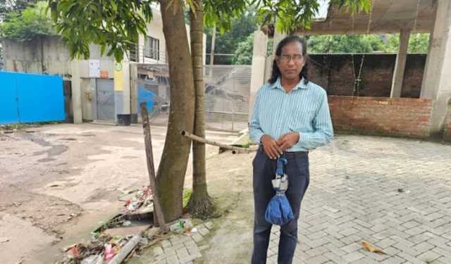 চাকরি ফেরতের আশায় এক বছর ধরে কারখানার সামনে নজরুল