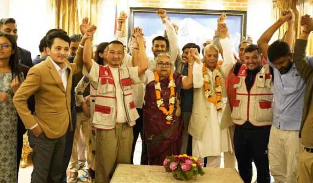 অনিশ্চয়তা কাটিয়ে প্রথম নারী প্রধানমন্ত্রী পেল নেপাল