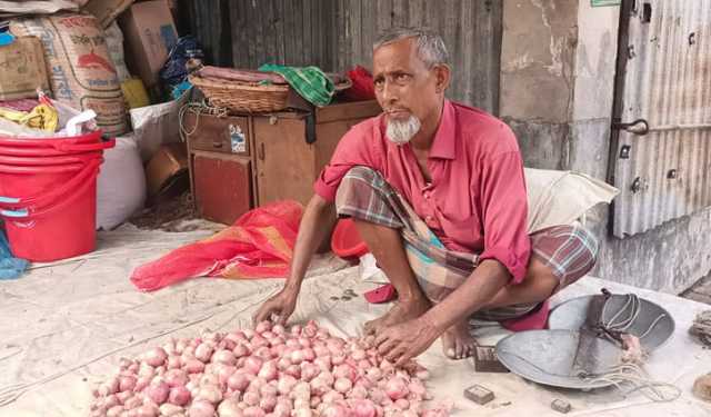 সোনামসজিদ স্থলবন্দর দিয়ে ৪৭০ মেট্রিক টন পেঁয়াজ আমদানির অনুমতি