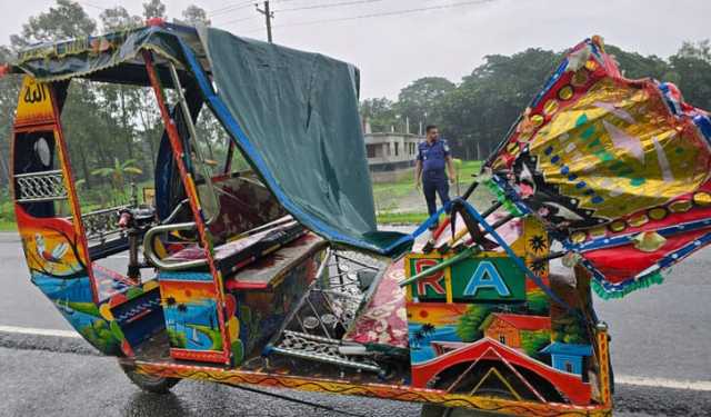 মেয়ের বউভাত অনুষ্ঠানে যাওয়ার পথে ট্রাকের ধাক্কায় প্রাণ গেল বাবার