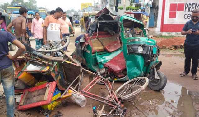 অল্পের জন্য প্রাণে বাঁচলেন অটোরিকশার ৬ যাত্রী