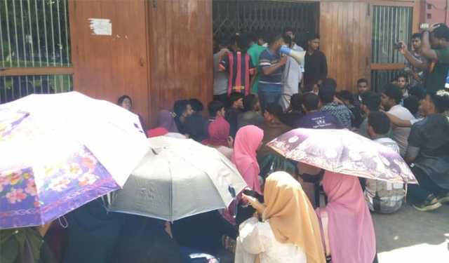 বাকৃবিতে আন্দোলনরত শিক্ষার্থীদের ওপর বহিরাগতদের হামলা