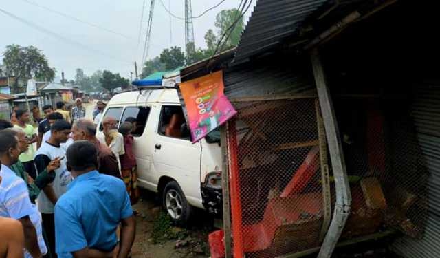 নিয়ন্ত্রণ হারিয়ে অ্যাম্বুলেন্স ঢুকে পড়ল দোকানে, নিহত ১