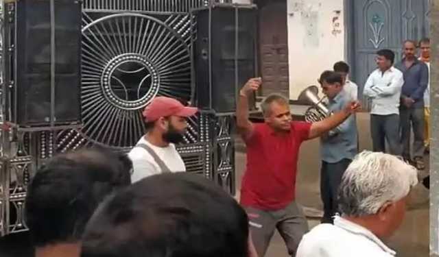 বন্ধুর মৃত্যুতে নাচলেন আরেক বন্ধু