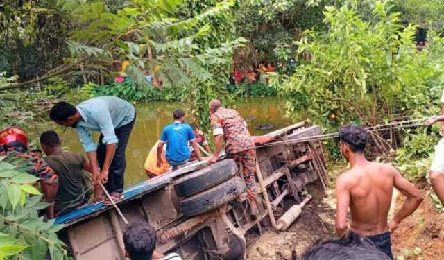এবার নিয়ন্ত্রণ হারিয়ে যাত্রীবাহী বাস পুকুরে, শিশু নিহত