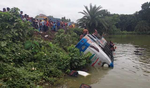 ঝিনাইদহে ওভারটেক করতে গিয়ে বাস পুকুরে, আহত ১০