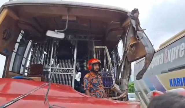 দাঁড়িয়ে থাকা বাসের পেছনে আরেক বাসের ধাক্কা, নিহত ১