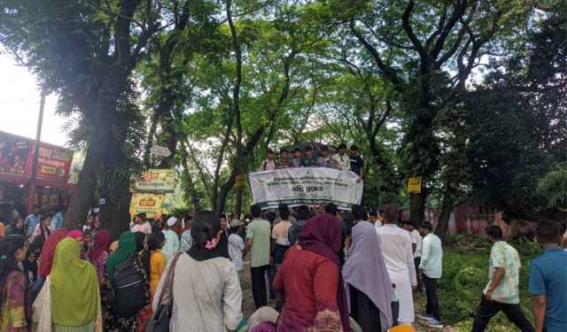 ট্রেন অবরোধ বাকৃবি শিক্ষার্থীদের