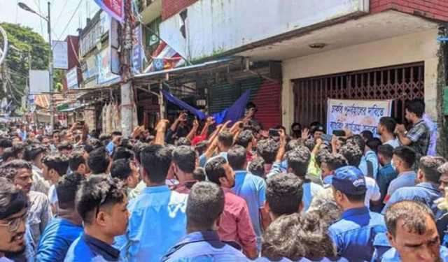 পটিয়ায় চাকুরিচ্যুত ব্যাংক কর্মকর্তাদের বিক্ষোভ