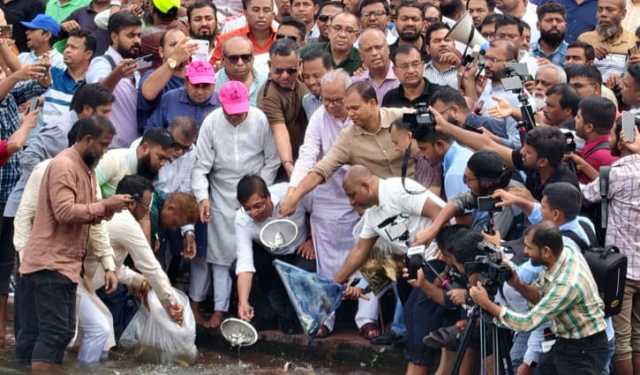 জিয়া উদ্যানের লেকে মাছের পোনা ছাড়ল ‘আমরা বিএনপি পরিবার’