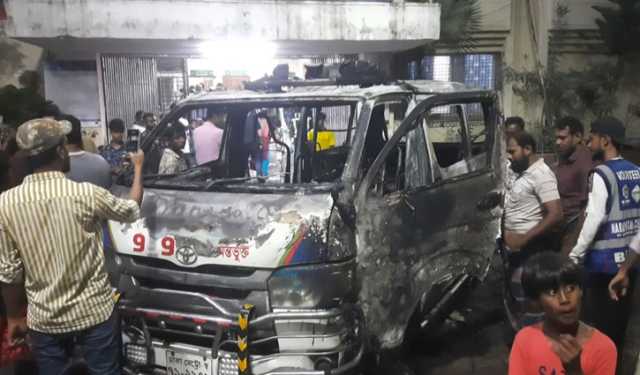 নারায়ণগঞ্জে হাসপাতালের সামনে অ্যাম্বুলেন্সে বিস্ফোরণ, দগ্ধ ২