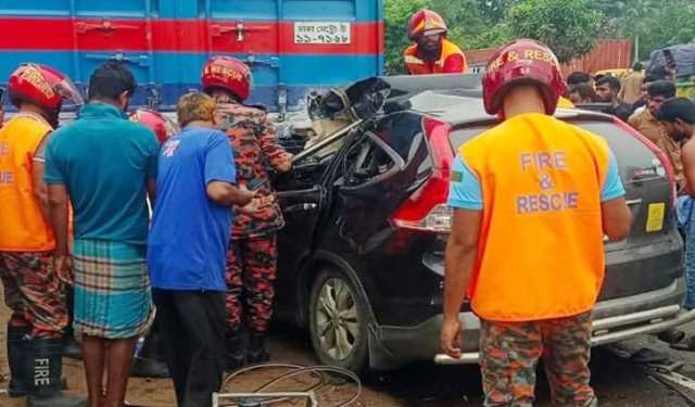 কাভার্ডভ্যানের পেছনে প্রাইভেটকারের ধাক্কা, বাবা-মেয়ের মৃত্যু