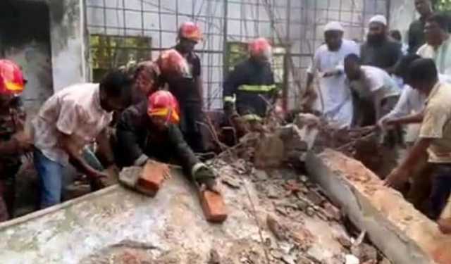 নেত্রকোণায় পরিত্যক্ত ভবনের ছাদ ধসে ৩ শ্রমিক নিহত